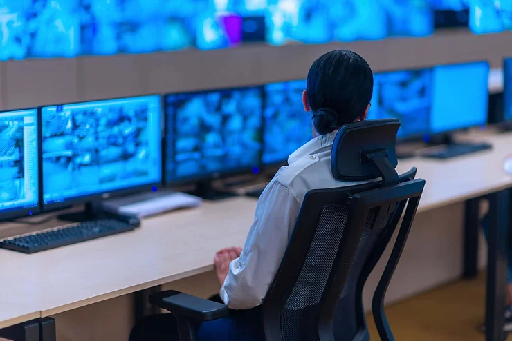 CCTV alarm monitoring vs. Live monitoring: What’s the Difference?